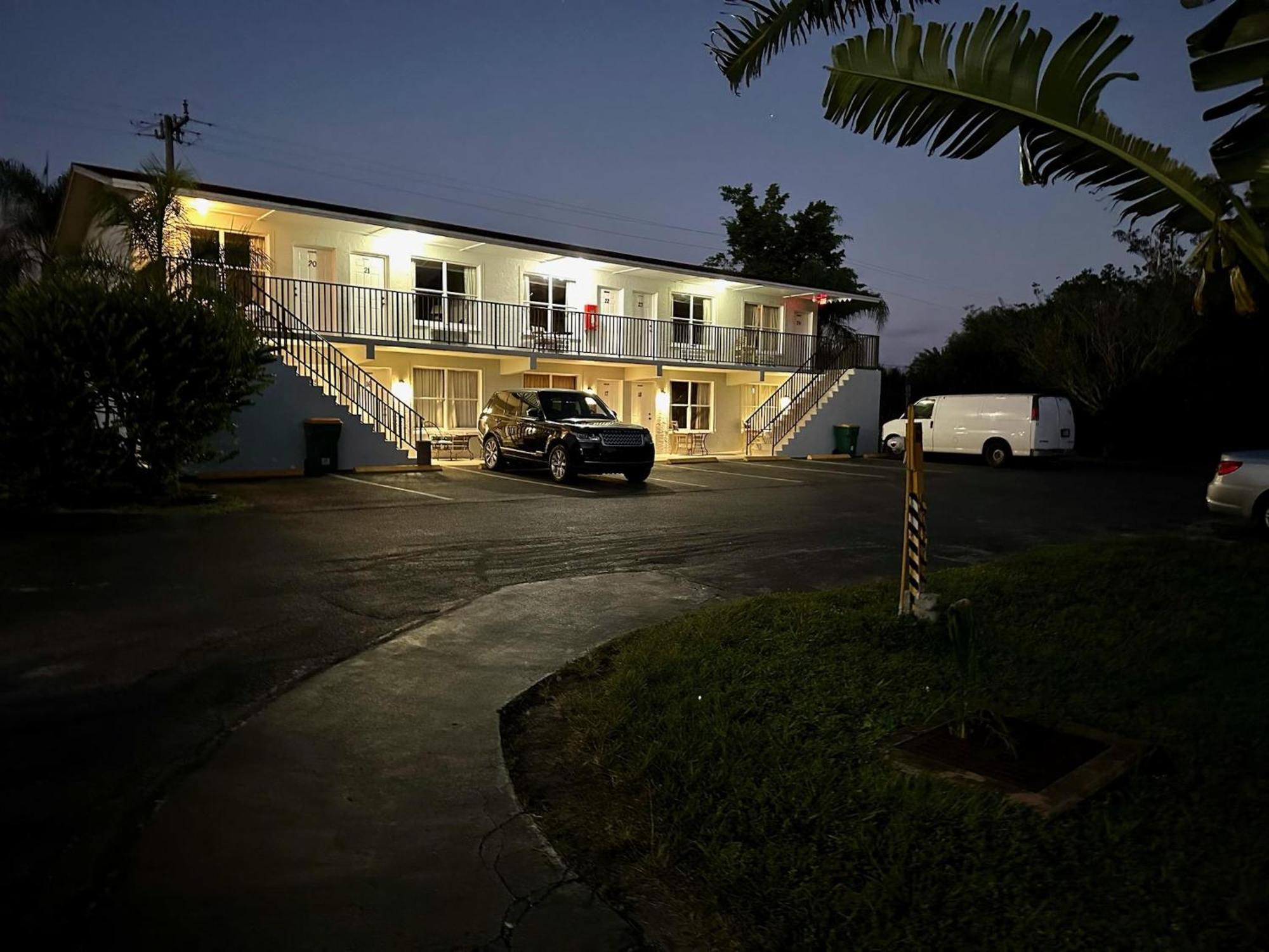 Conty'S Motel Naples Manor Ngoại thất bức ảnh
