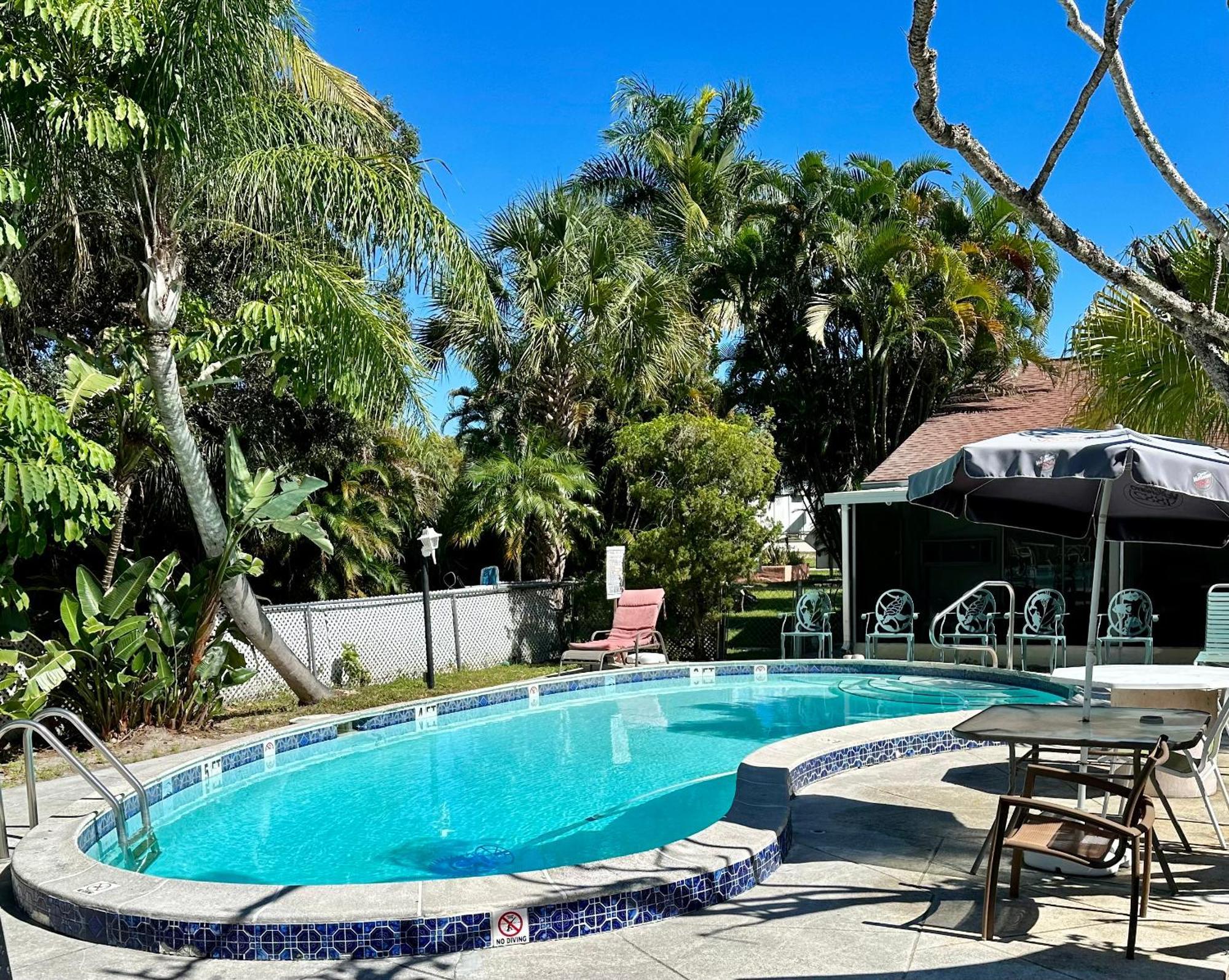 Conty'S Motel Naples Manor Ngoại thất bức ảnh