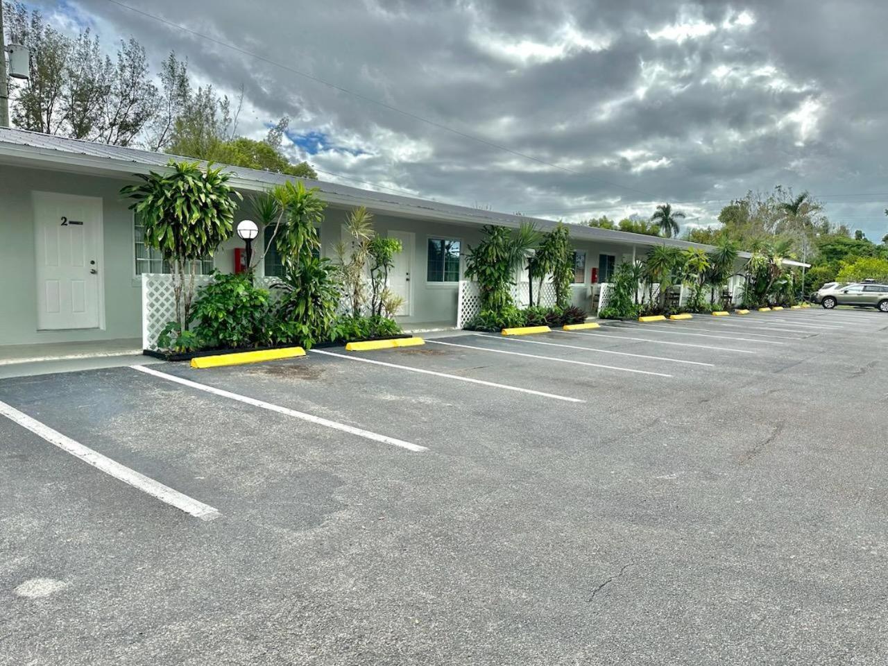 Conty'S Motel Naples Manor Ngoại thất bức ảnh