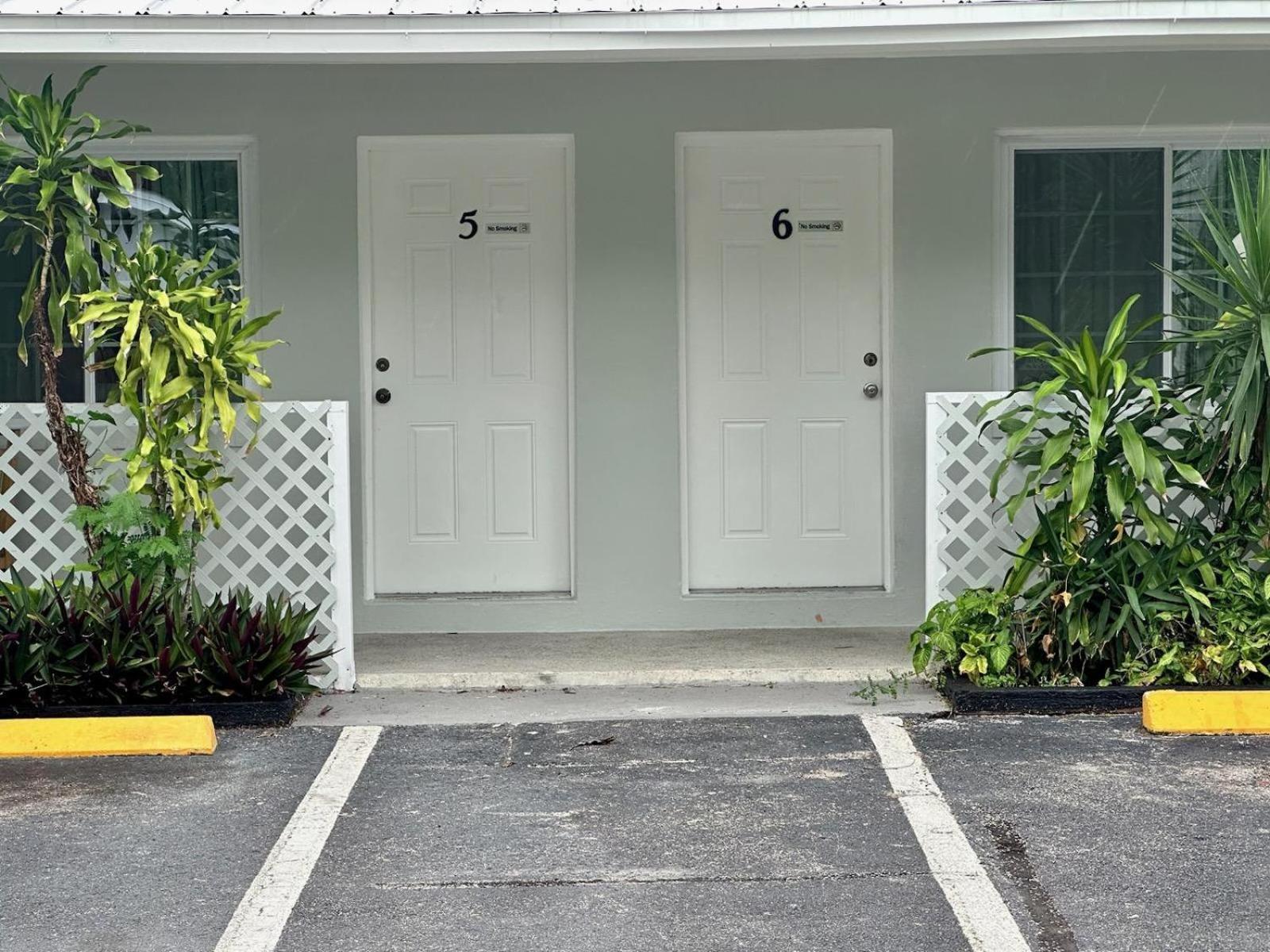 Conty'S Motel Naples Manor Ngoại thất bức ảnh